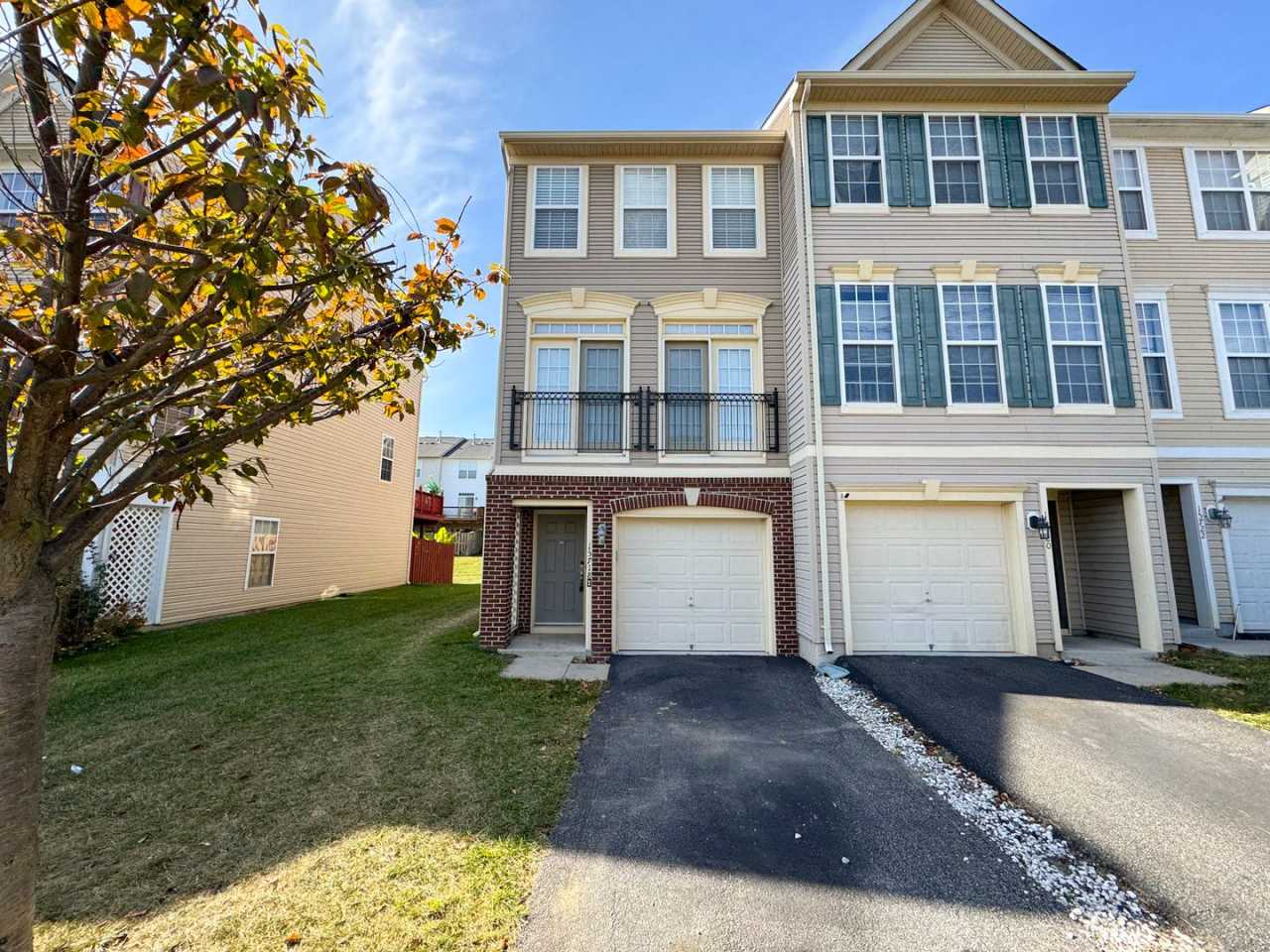 Stunning 3 Bed 3.5 Bath End Unit Townhome In Powells Run Village