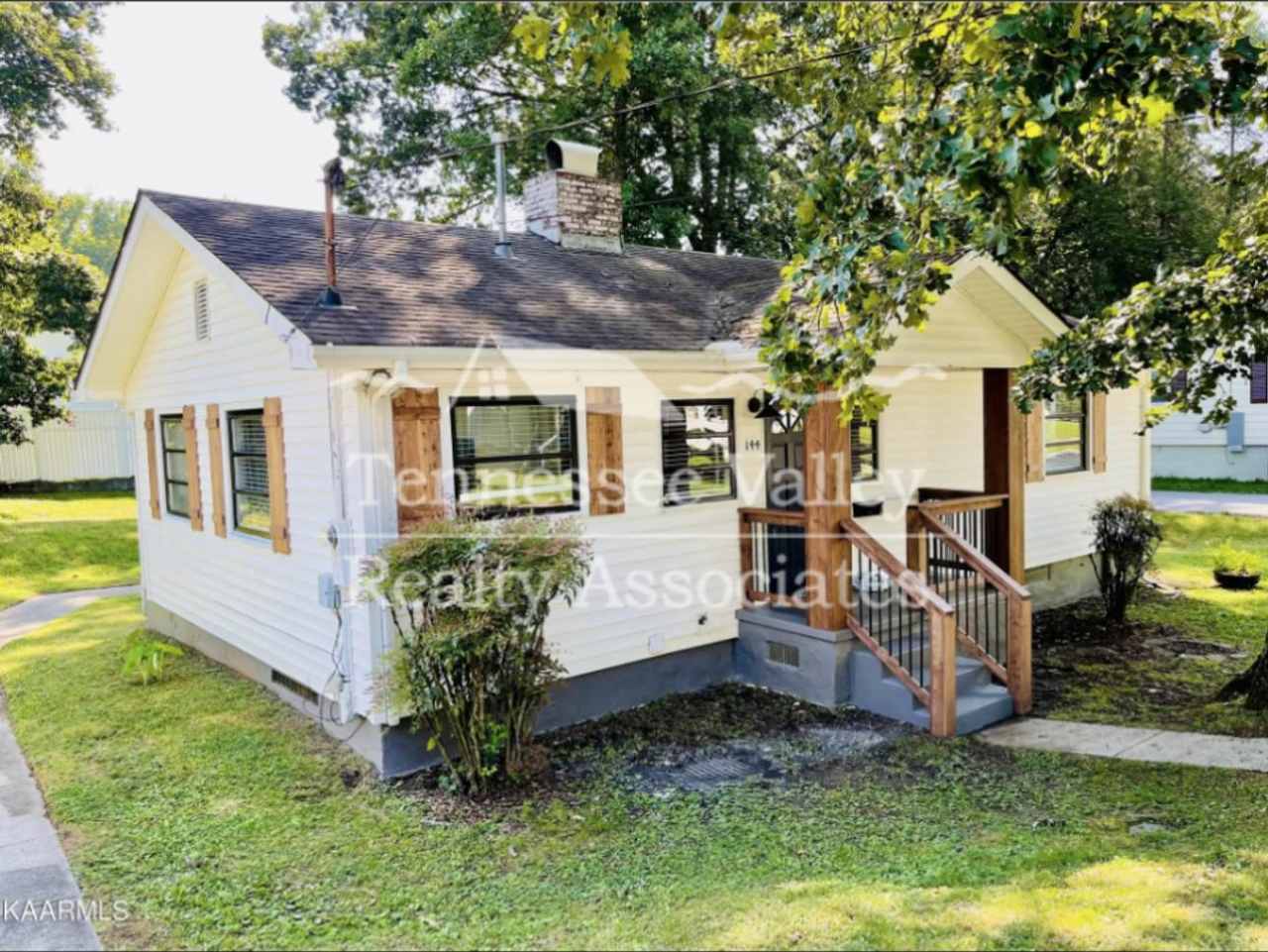 COMING SOON CHARMING 2 BED/1 BATH! Don't miss this adorable, updated home in the heart of Oak Ridge!