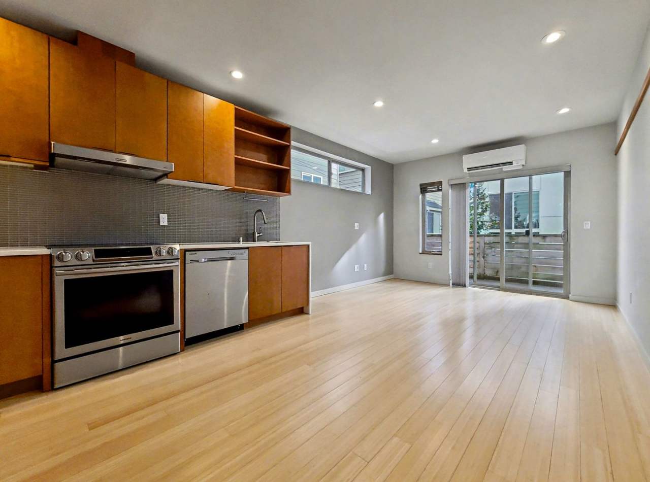 South Seattle 1 Bedroom + Bonus Room Townhouse with Private Deck and Parking