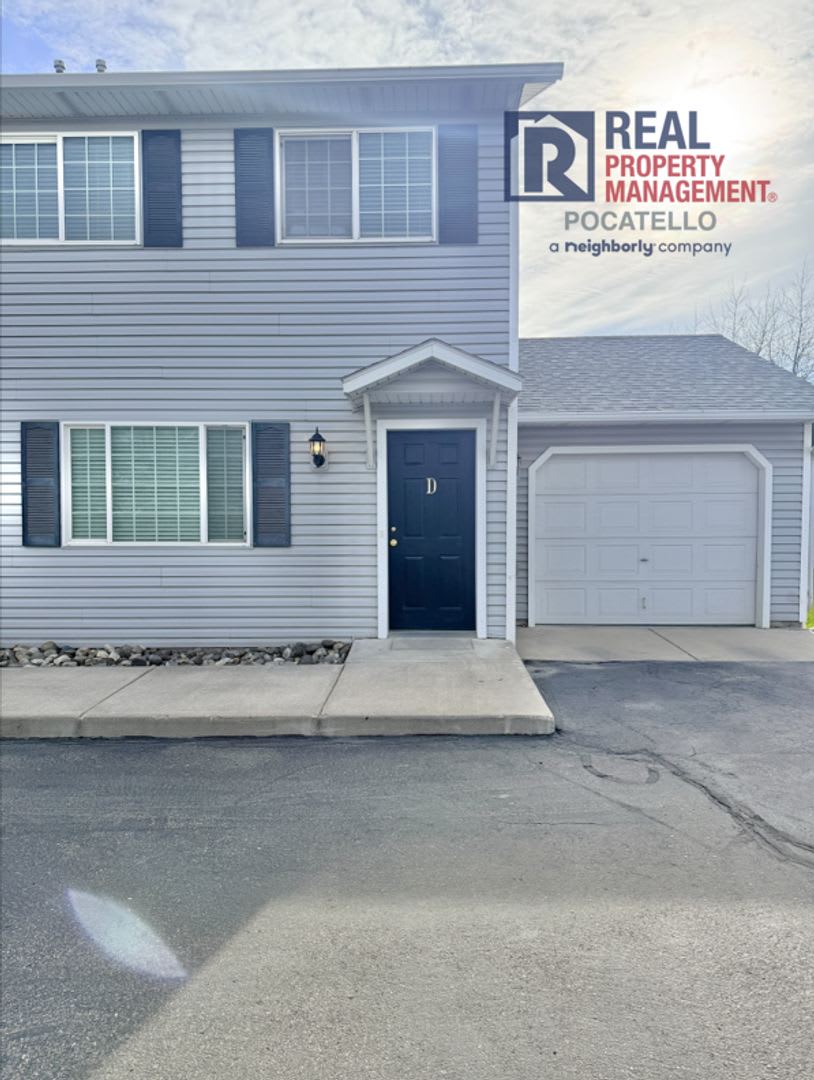 3 Bedroom 1.5 Bath duplex - 1 car garage