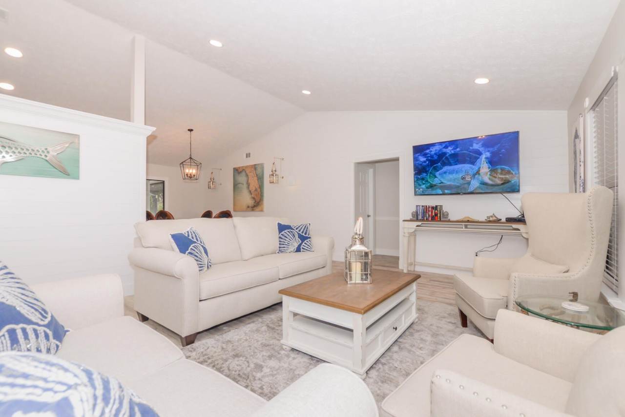 2411 NE Pinecrest Lakes Boulevard