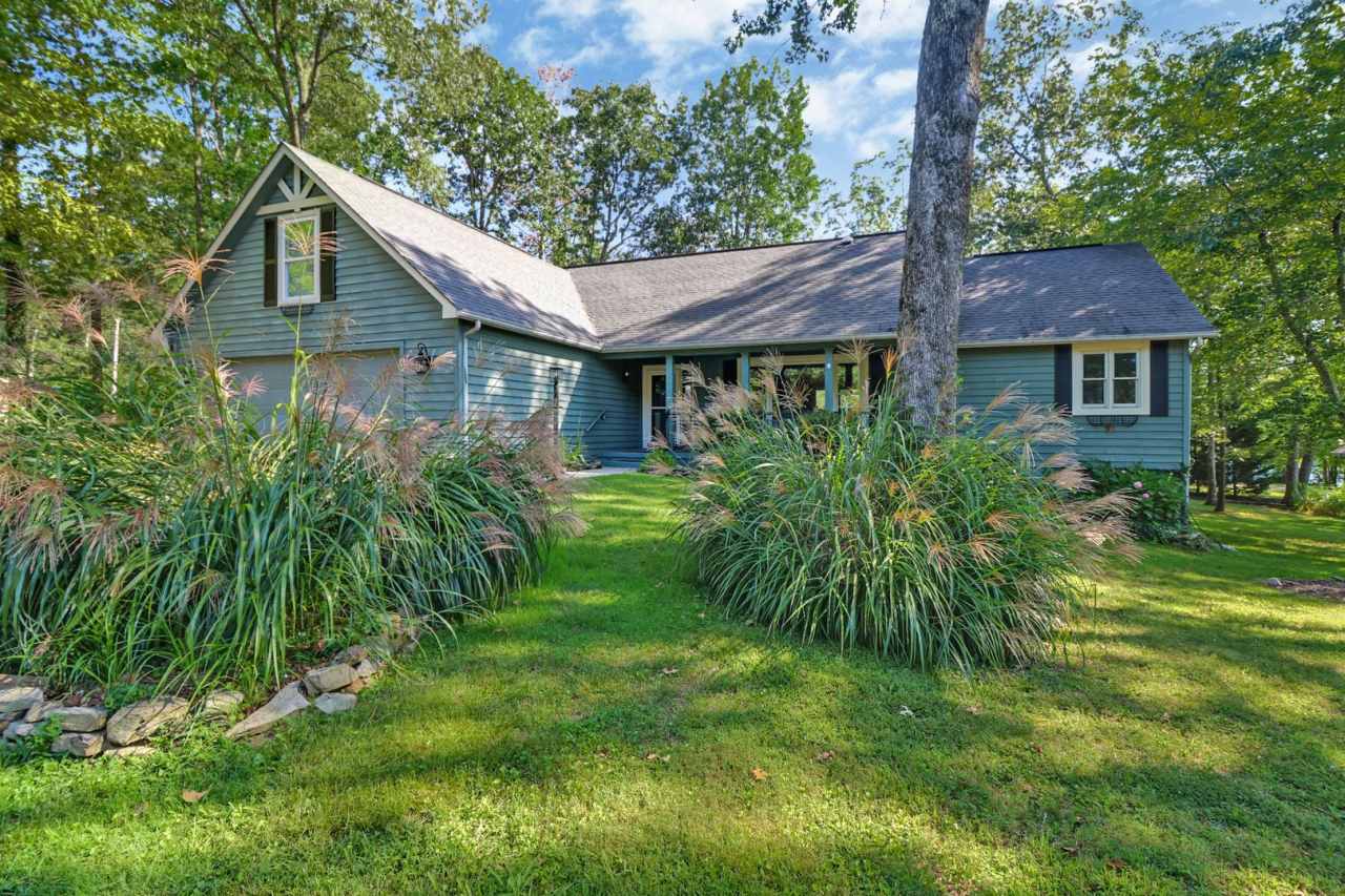 Immaculate, fully furnished property with lake views. Available for 6 to 12 month lease