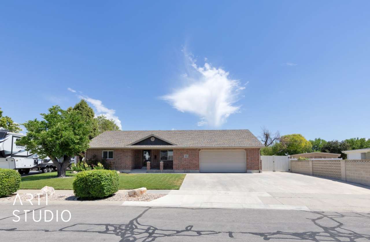 **Stunning 4-Bedroom Home with Modern Amenities in a Friendly Community!**