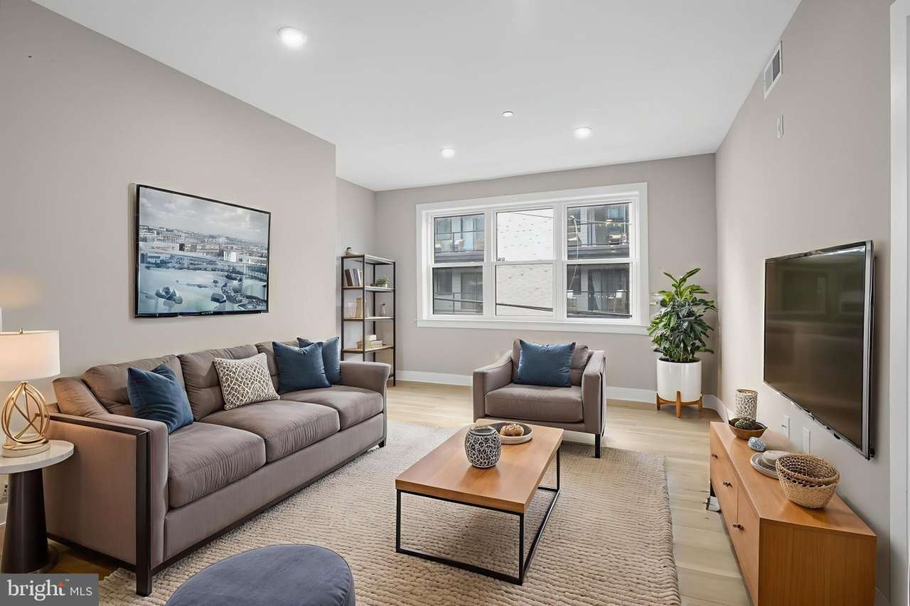 2621 W JEFFERSON Street unit: 2R