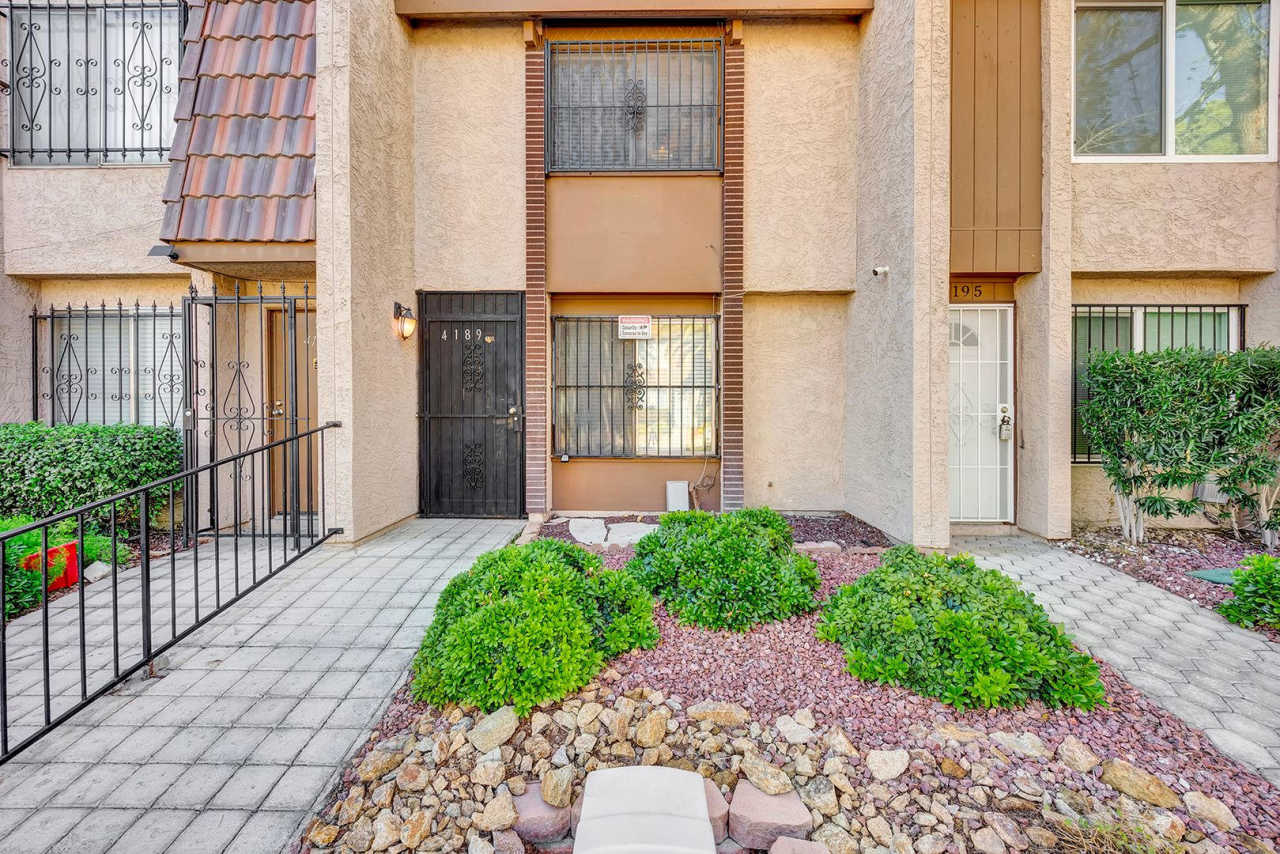 PARTIALLY FURNISHED 3 BEDROOM TOWNHOME NEAR CHINATOWN  STRIP