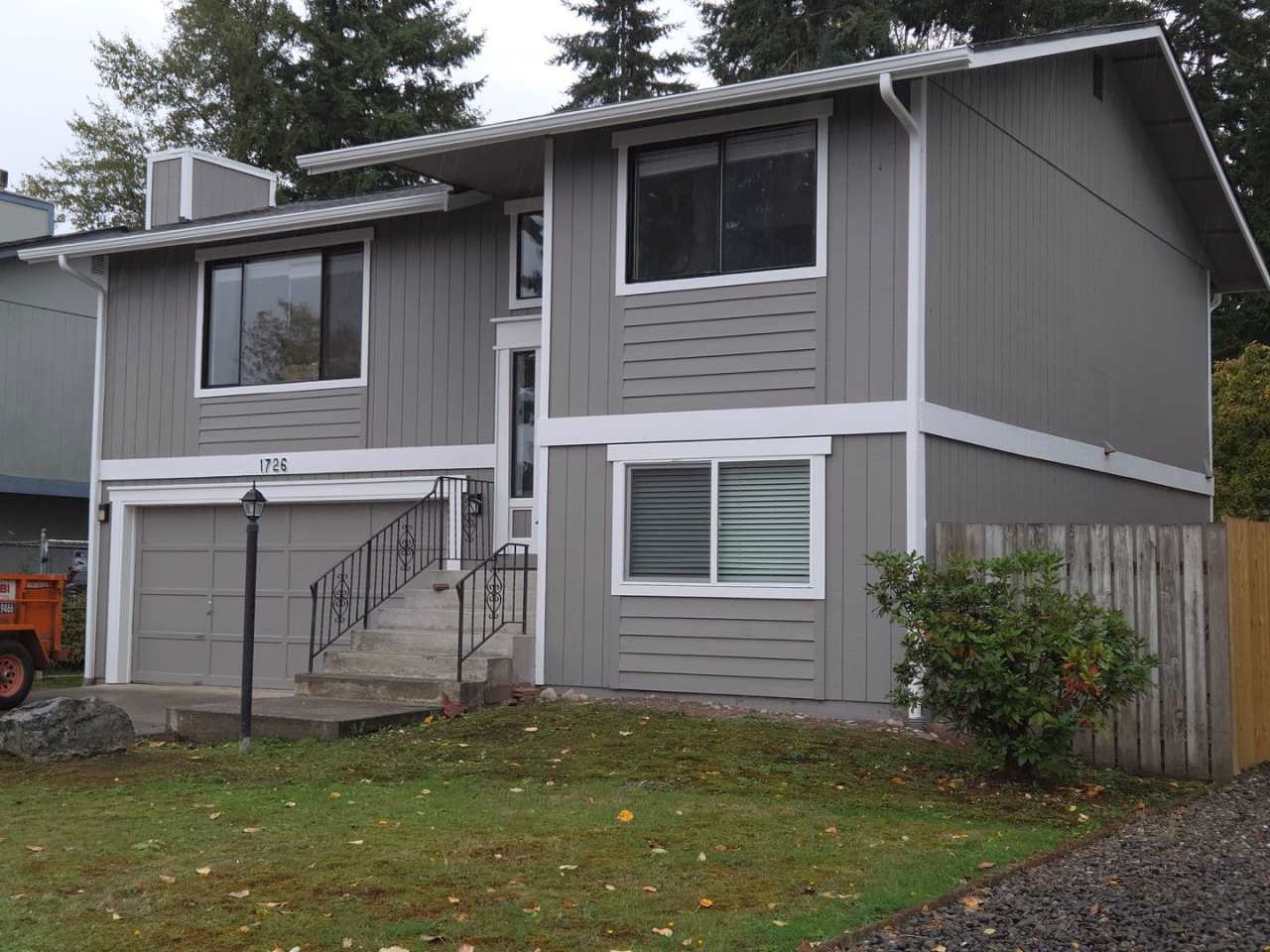 Tacoma 5 Bed, 2 Bath Split Level With Large Fenced Back Yard on Dead End Street!
