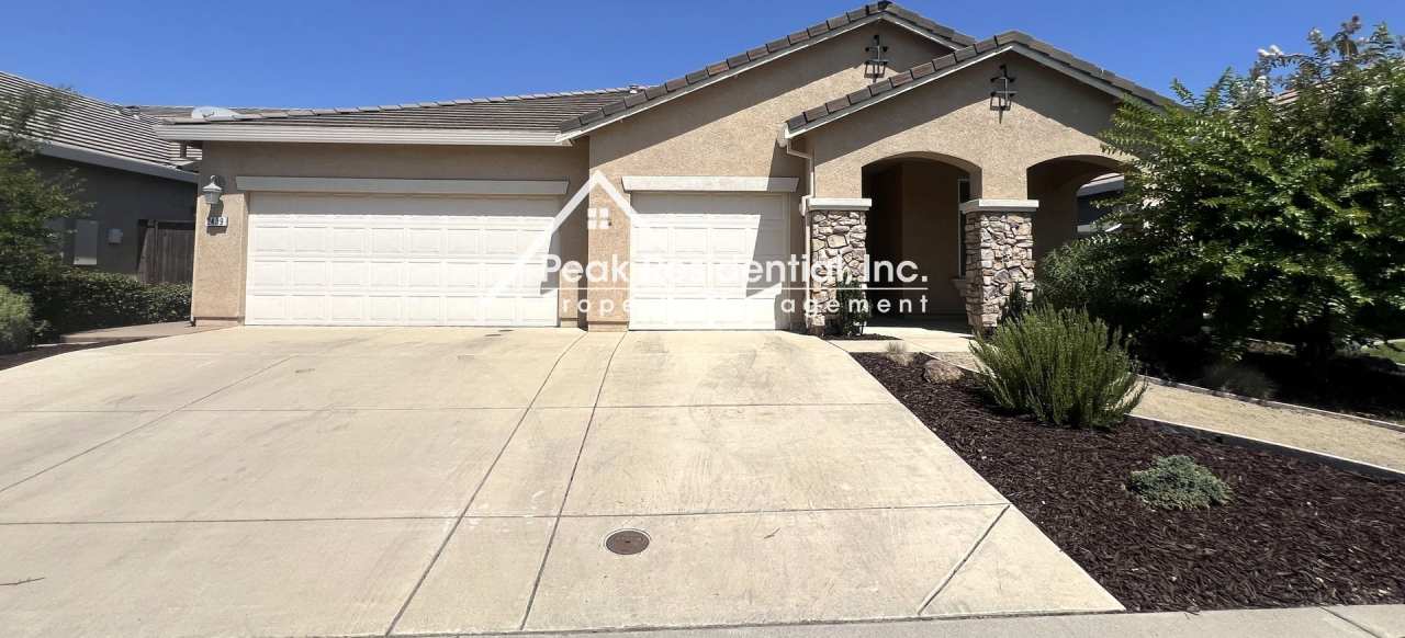 Beautiful Roseville 4bd/2ba Home with 3 Car Garage