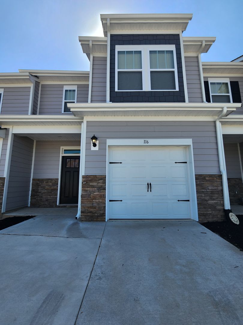 **6 Month Lease** Hendersonville Rental!