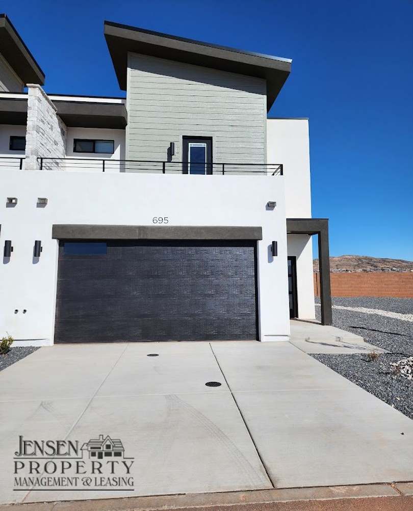 Newer Three Bedroom Town Home-Crimson Park