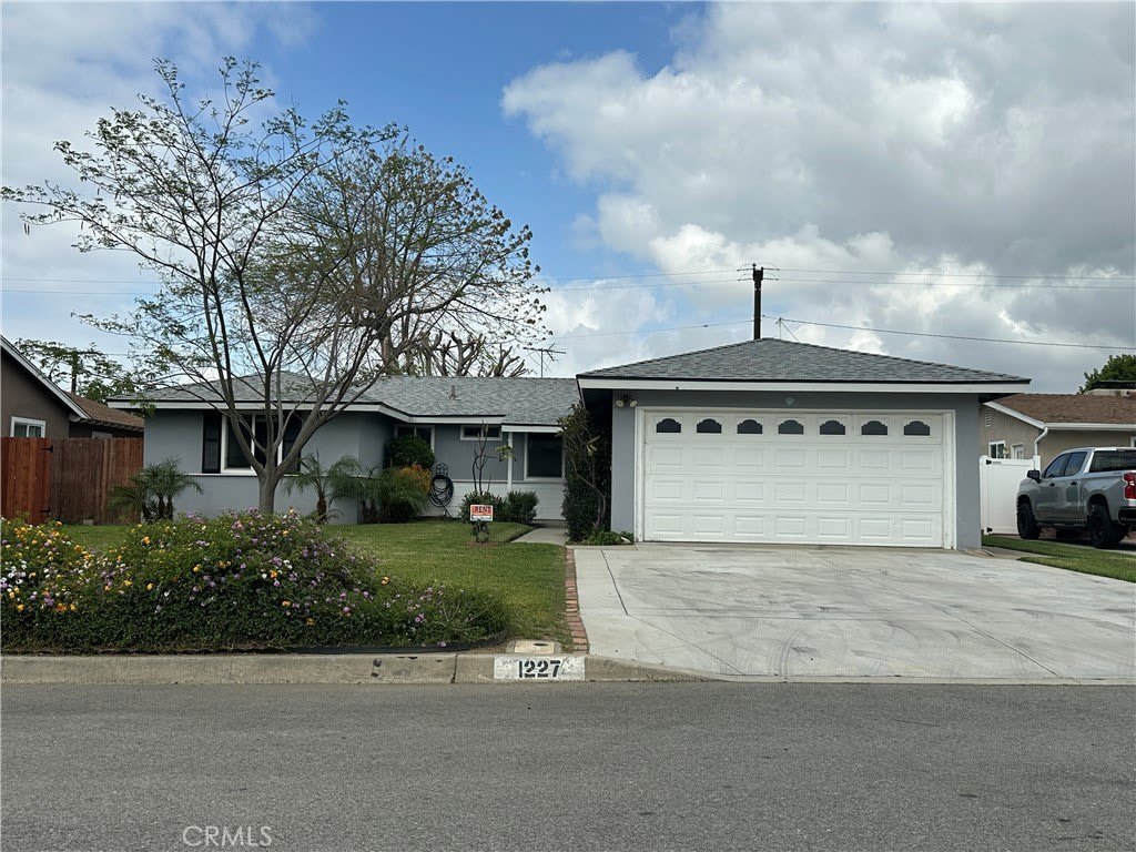 1227 N Fairvalley Avenue