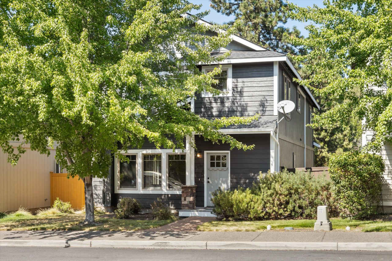 Charming, Furnished 3 bedroom Home w/ Garage