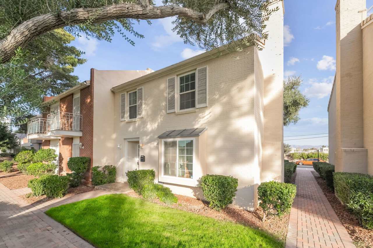 Welcome to this charming townhome!