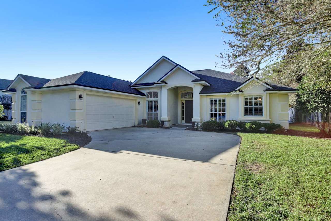 4 bedroom/ 2 bathroom home in Julington Creek Plantation!