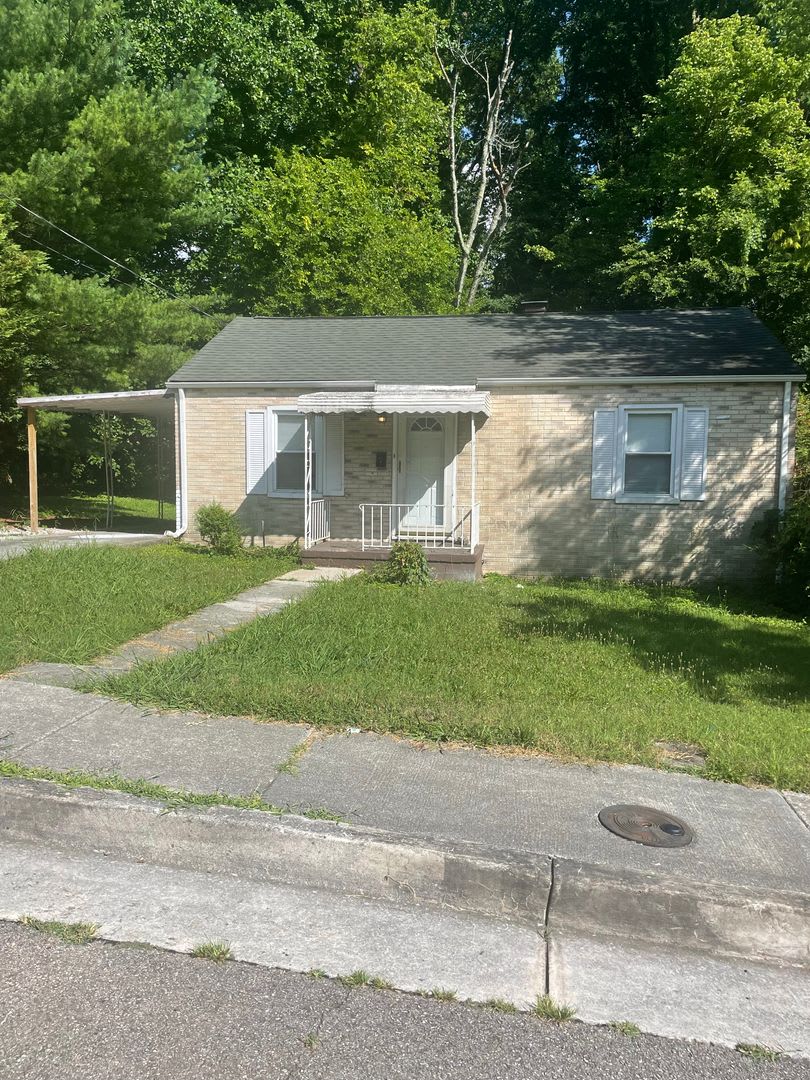 Knoxville 37915 - Adorable 3 bedroom, 1 bath cottage - Contact Lisa Vineyard or Shannon Russell 865-216-9334