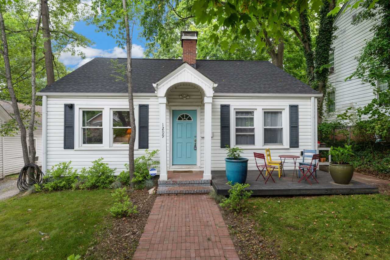 Charming 3-bedroom home with spacious fenced in backyard and plenty of natural light throughout!