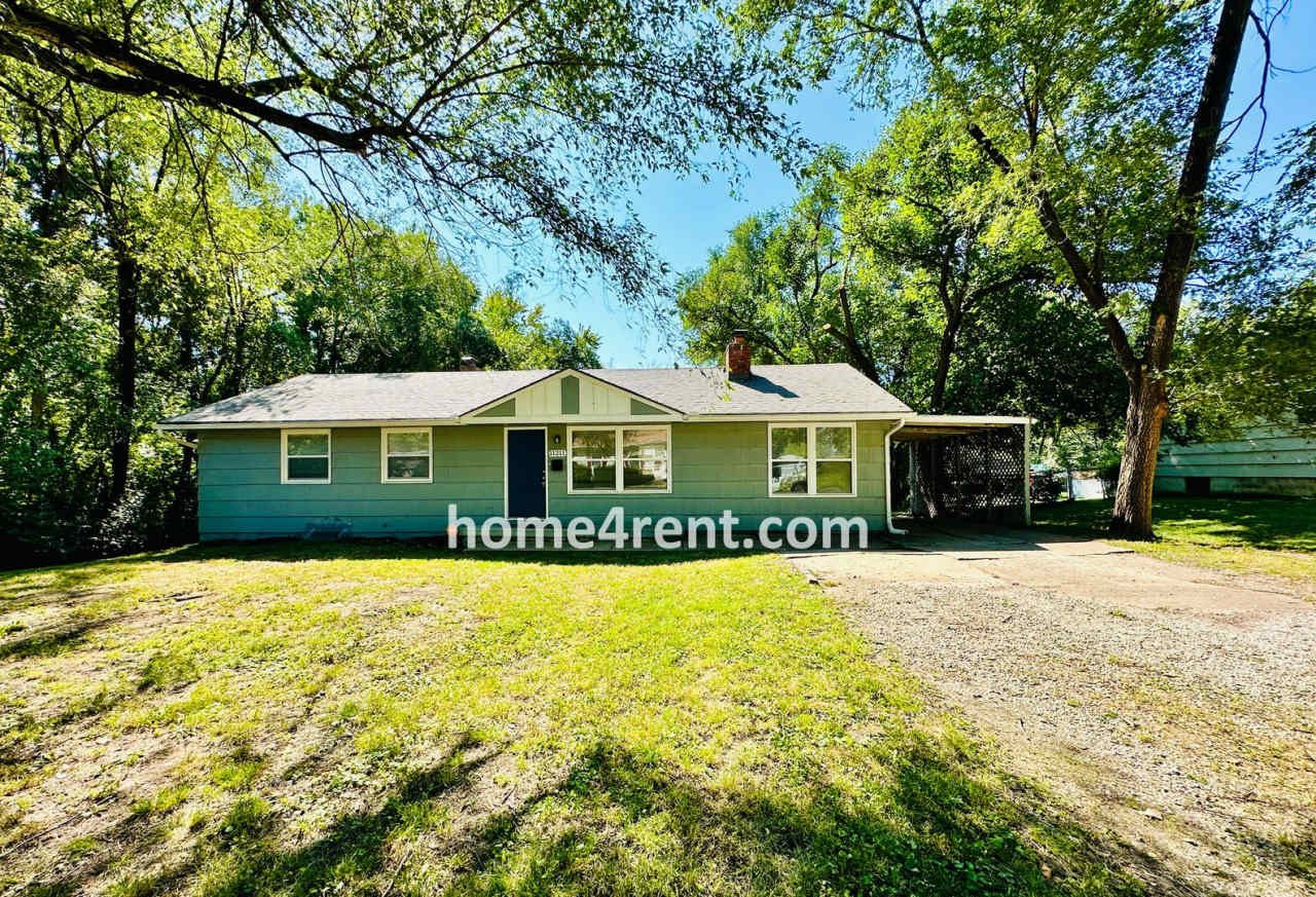 Ranch Style Home in KCMO w/ LVP Floors, SS Appliances and a Fenced Yard!