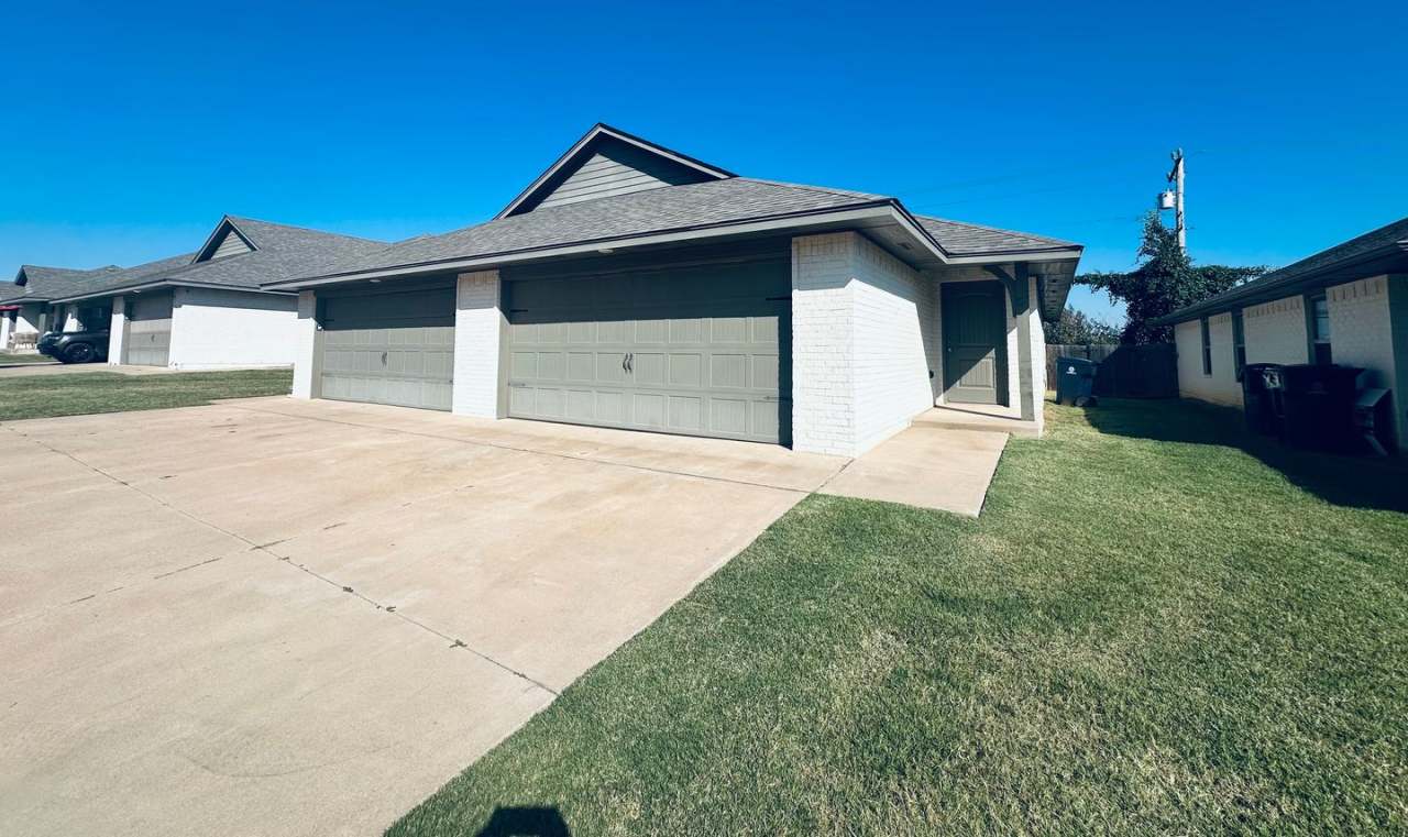 2 Bed 2 Bath 2 Car Garage Duplex In North OKC