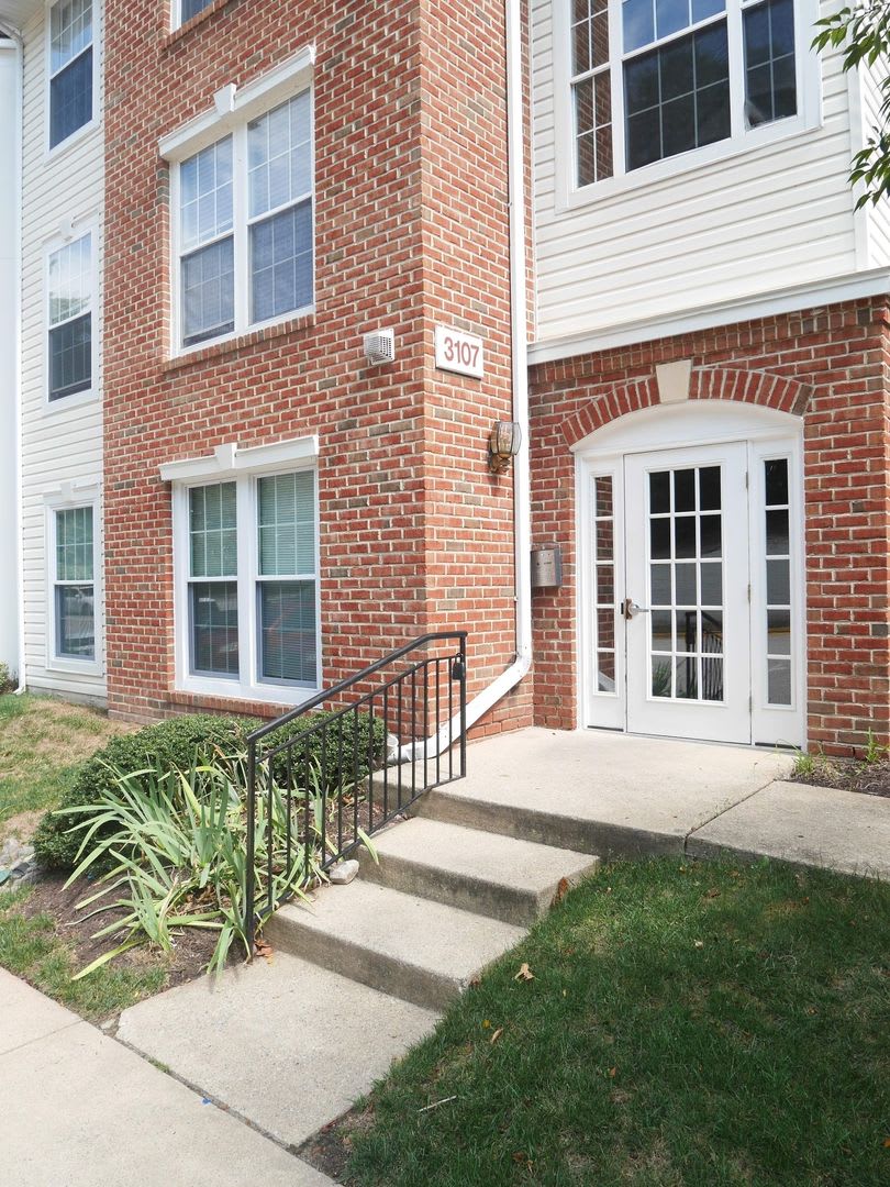 Spacious 2nd Floor Condo in Russett – Prime Laurel Location!