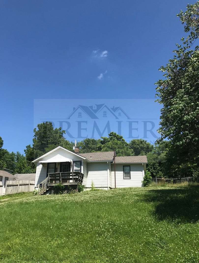 2 bed/ 1 bath House/ Move in ready/ 2225 S Home Ave Independence, MO 64052 Rent $1099