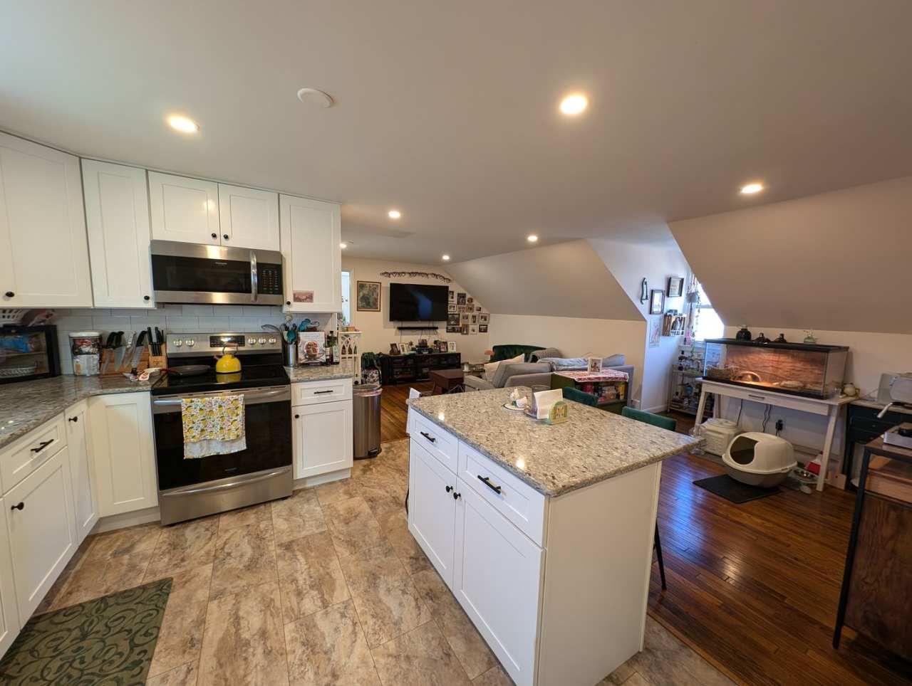 Beautiful and Spacious 1 Bed 1 Bath Apartment Above Garage