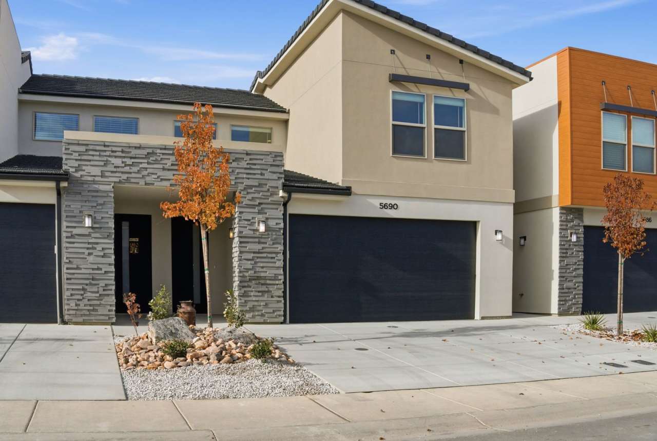 BRAND NEW South Desert Townhome with EVSE Outlet