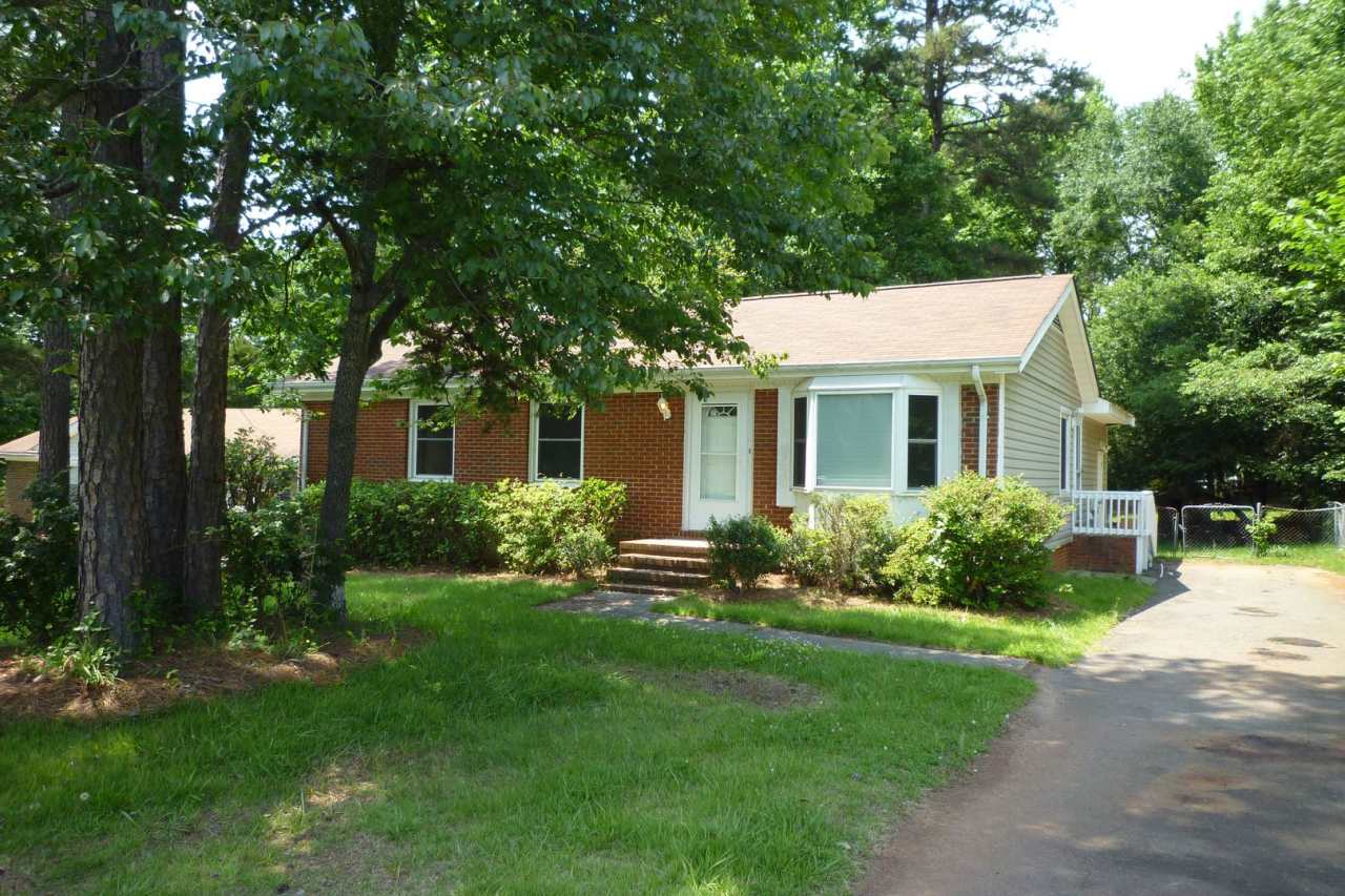 Cozy Three Bedroom House in Cherokee Forest!