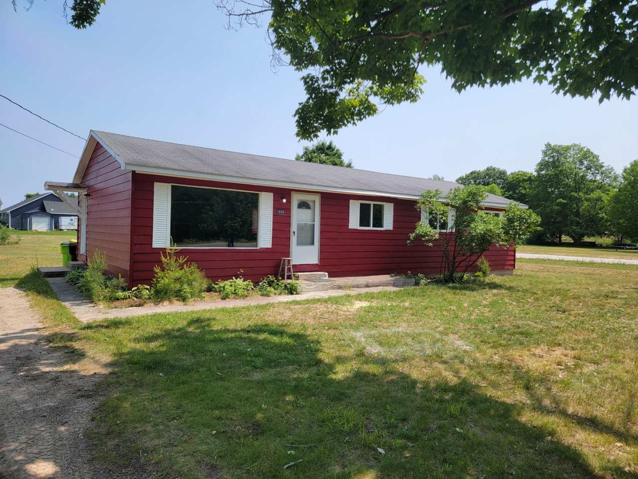 4 beds 1.5 Baths, Walking Distance to West Woods School. Dogs and Cats Welcome