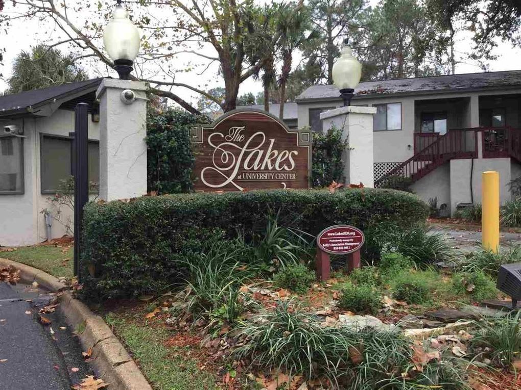 2 Bedroom 2 1/2 bath in the Lakes Townhome Community! Complete Remodel!