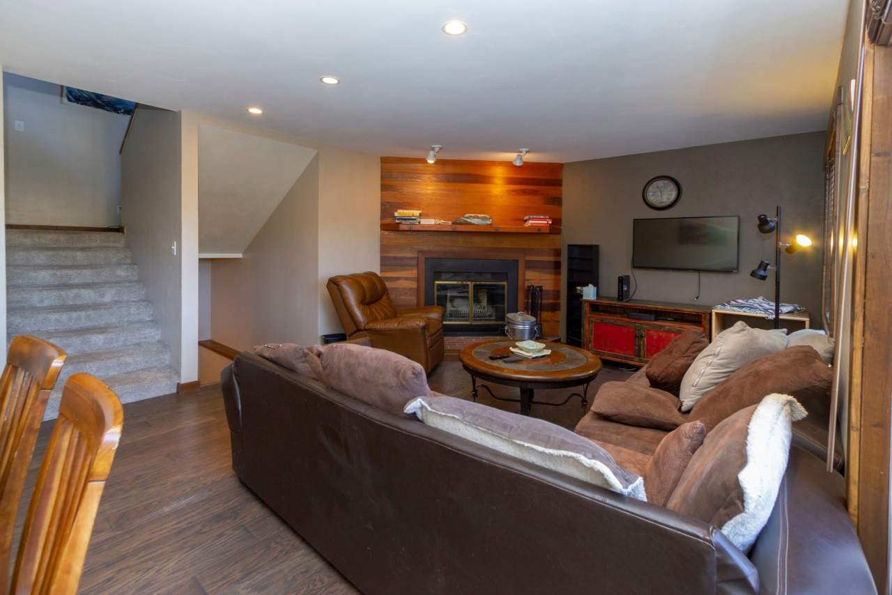 Woodworks Townhome- 3 Bedroom/3 Bath Unit w/Updated kitchen on the Bus Route