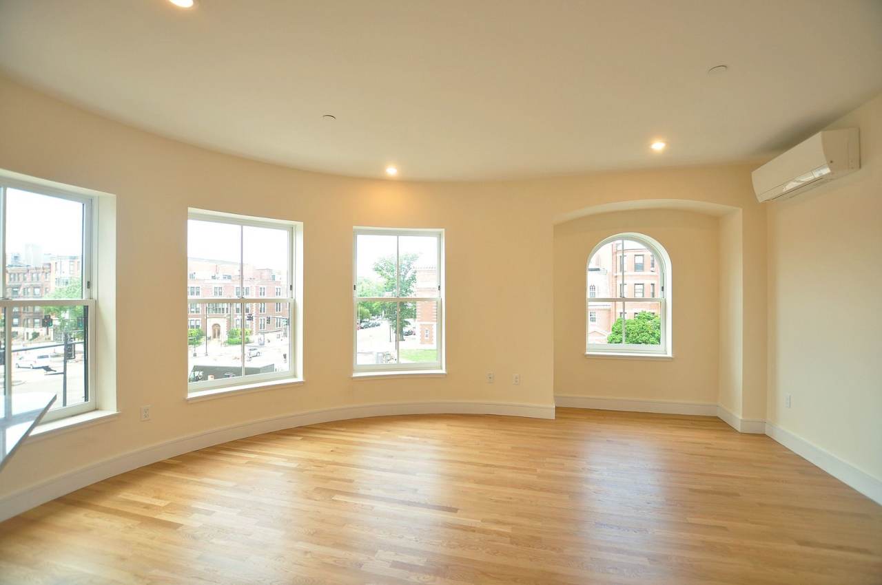 Modern Renovated Top-Floor Brownstone @ Audubon Circle