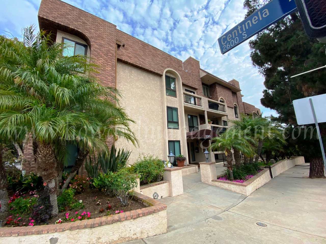 Professionally designed condo! Large kitchen, real hardwood floors, Washer  Dryer in unit, gated parking.