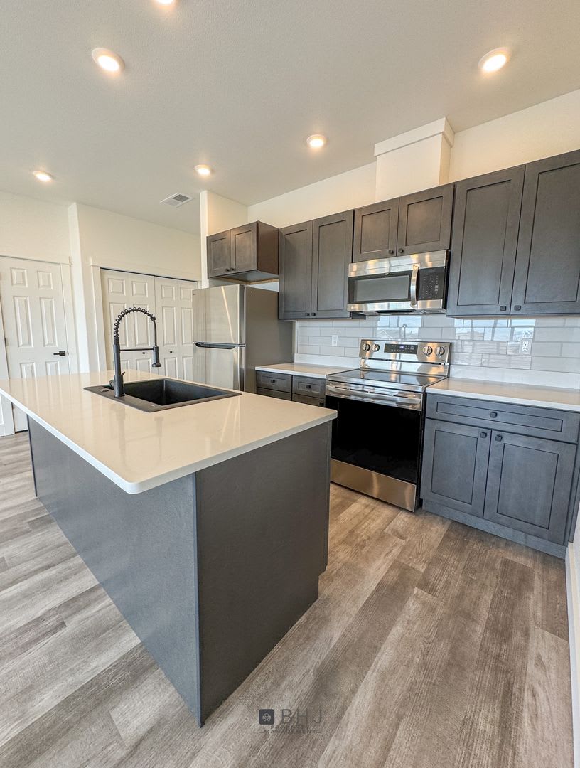 BRAND NEW Pet Friendly 2 bed/ 2 bath apartment!