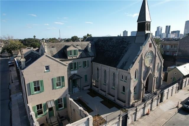 1022 BARRACKS Street