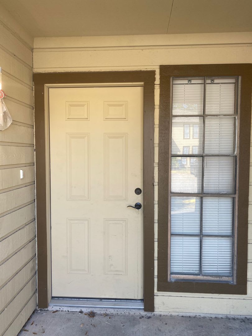 Spacious 2 Bed, 1.5 Bath Townhome – Prime Location off Airline  Holly