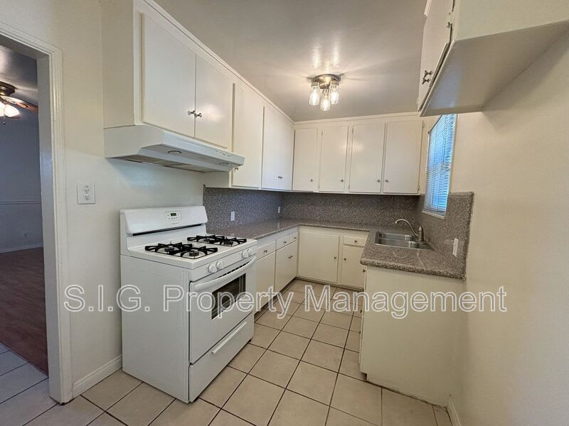 627 1/2 W Glenoaks Blvd