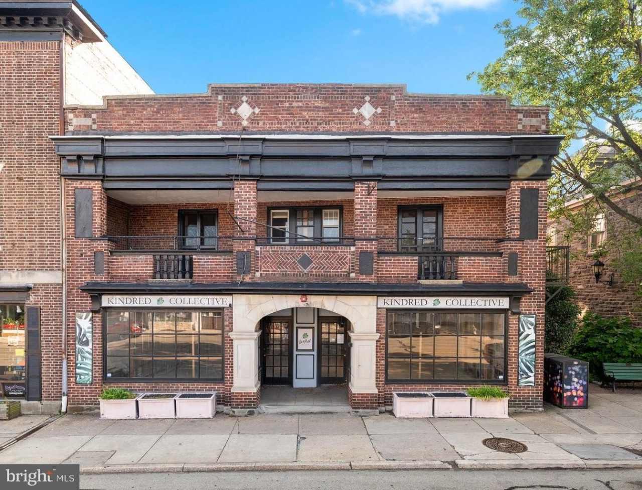 836 W LANCASTER Avenue