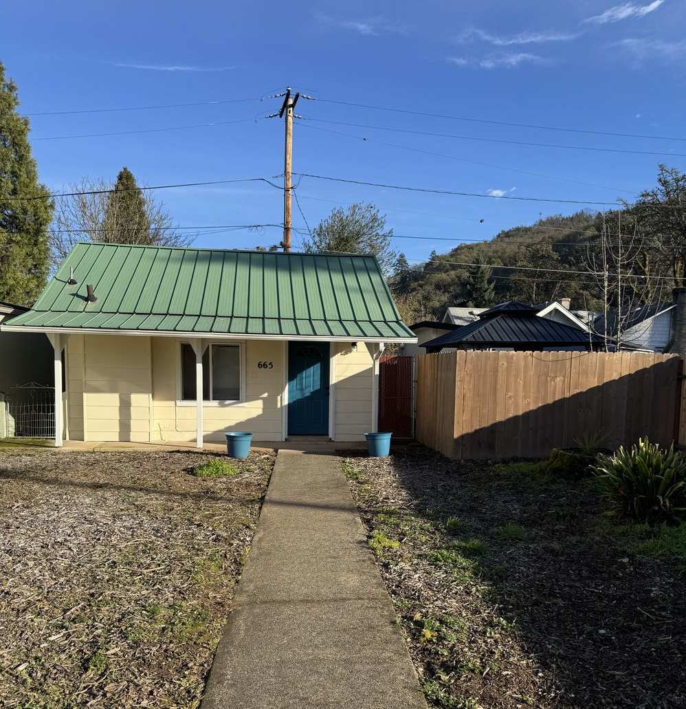 West Roseburg 2 Bedroom home with fenced yard