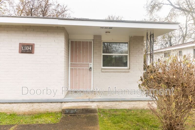 1104 N Hawthorne Street