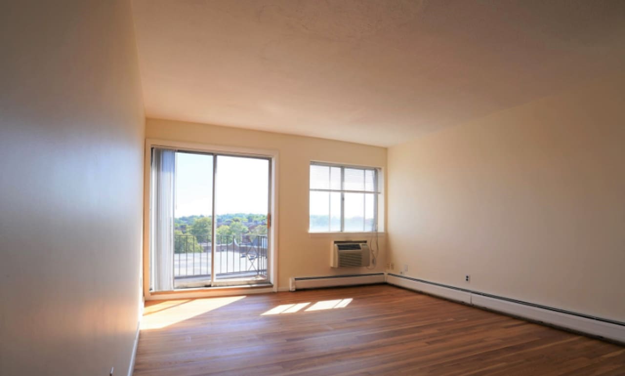 Huge, sunny 2 bed located near Cleveland Circle!