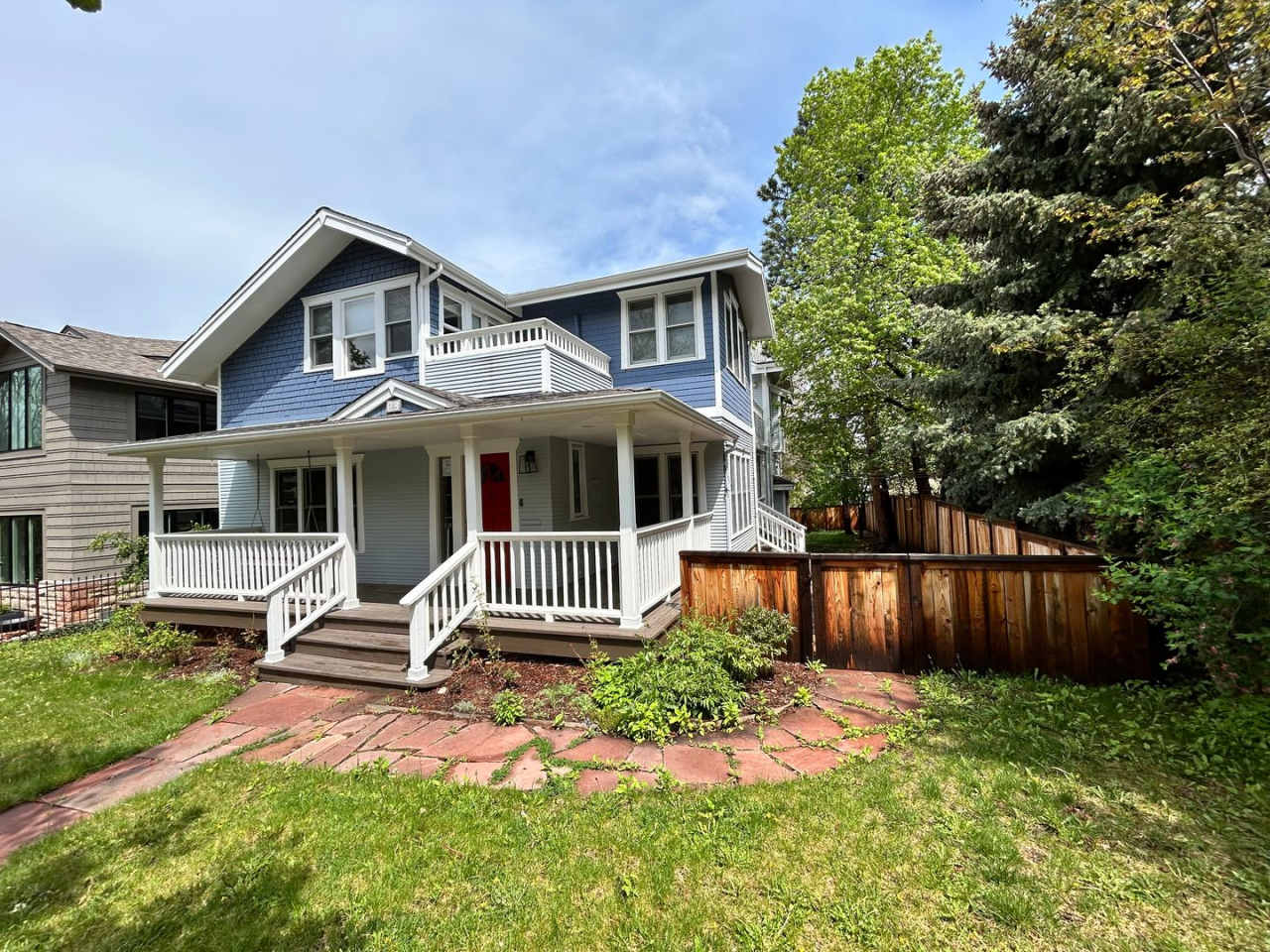 Impressive 9 Bedroom Home on the Hill - Students Welcome!