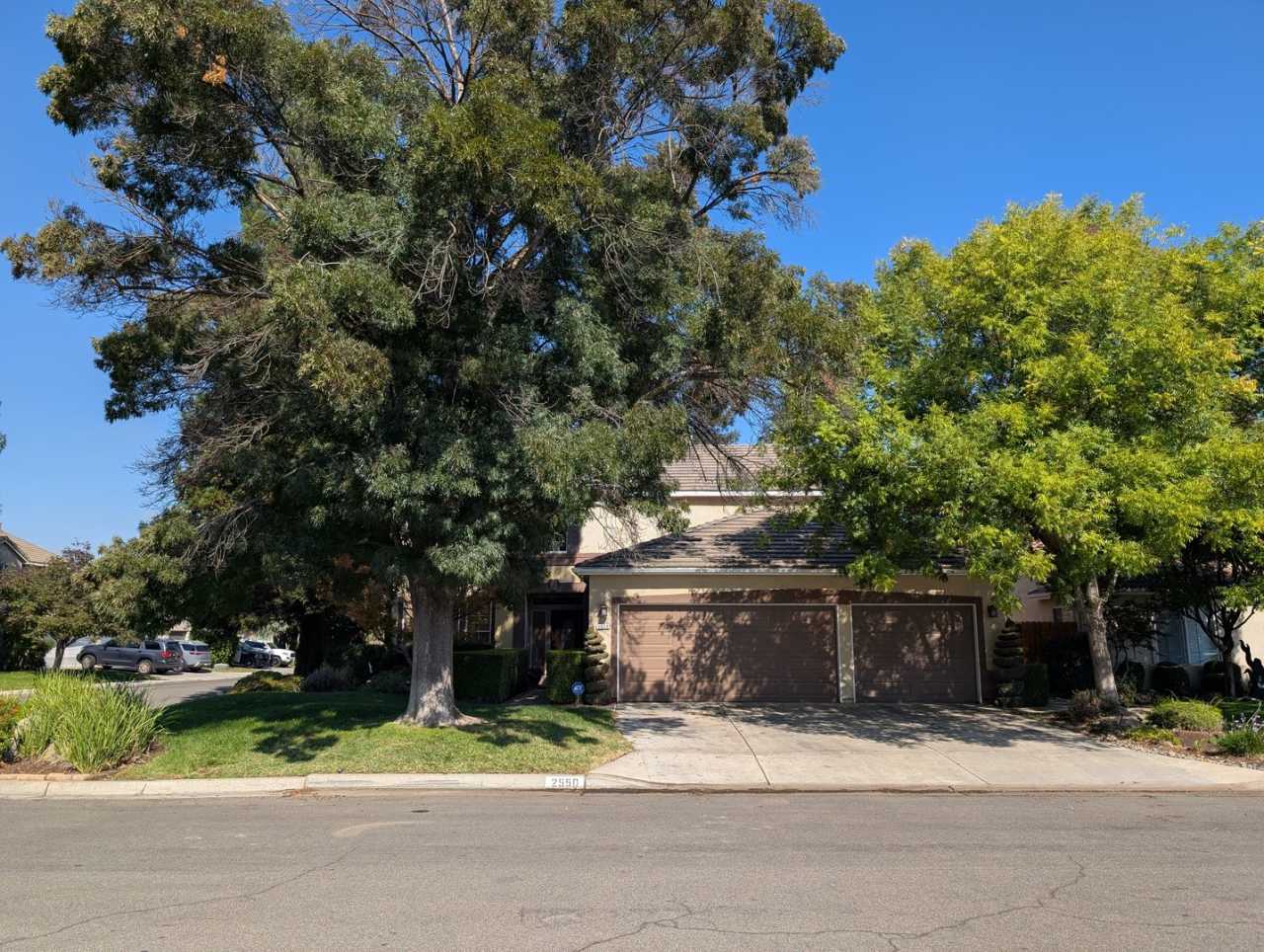 Nice and modern home with upgraded amenities, a wonderful floor plan, master suite, nice backyard with a pool and patio, 3 car garage and a living room and family room space. Potential Clovis Schools.