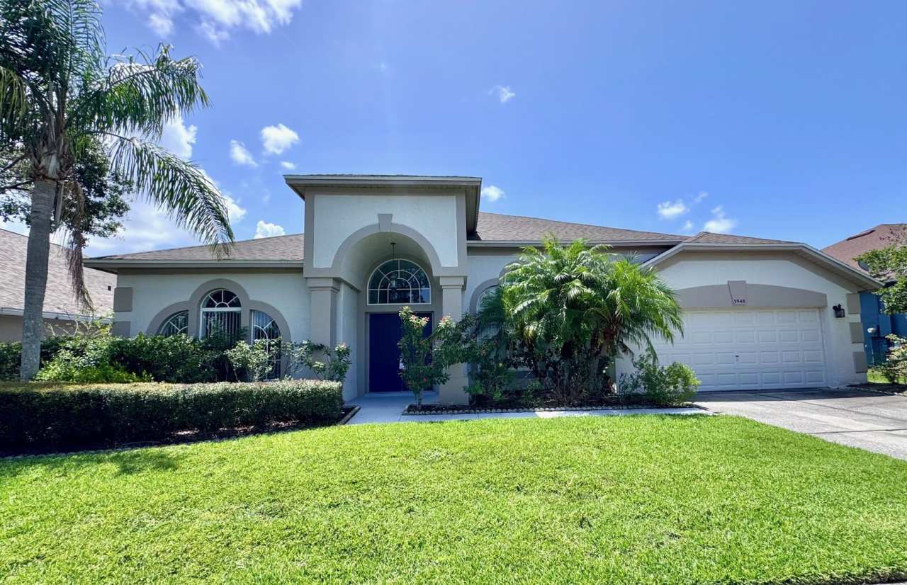 Beautiful, 3/2, single family, waterfront home with bonus room, in Hunter's Creek!