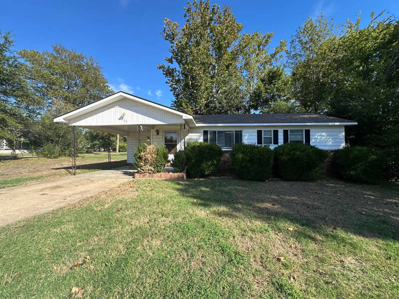 Welcome to this conveniently located 3-bedroom, 1-bathroom home in the heart of Russellville, AR.