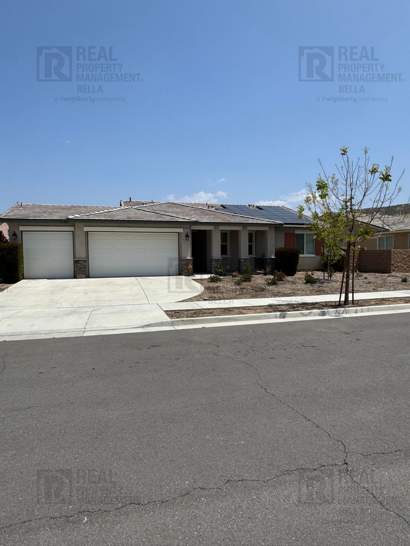 Single-Story Comfort  Style in Prime Hemet Location!