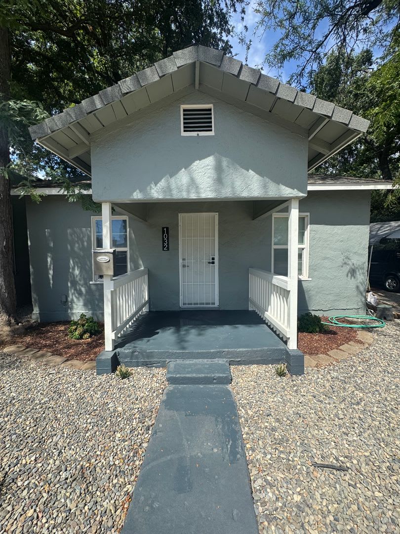 CHARMING 2 BED 1 BATH HOUSE WITH NEW FLOORING AND MINI SPLIT
