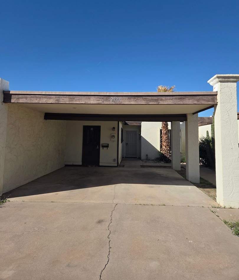 *JUST REMODELED* 2 bed 1 bath townhouse