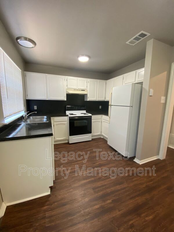 1608 A SUN VALLEY DR