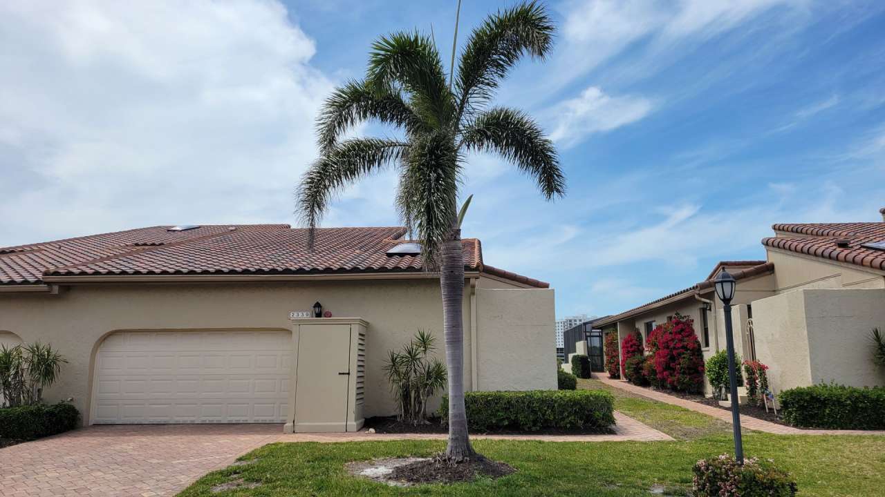 Seasonal/short term renovated 3/3 villa with golf course views on Longboat Key!