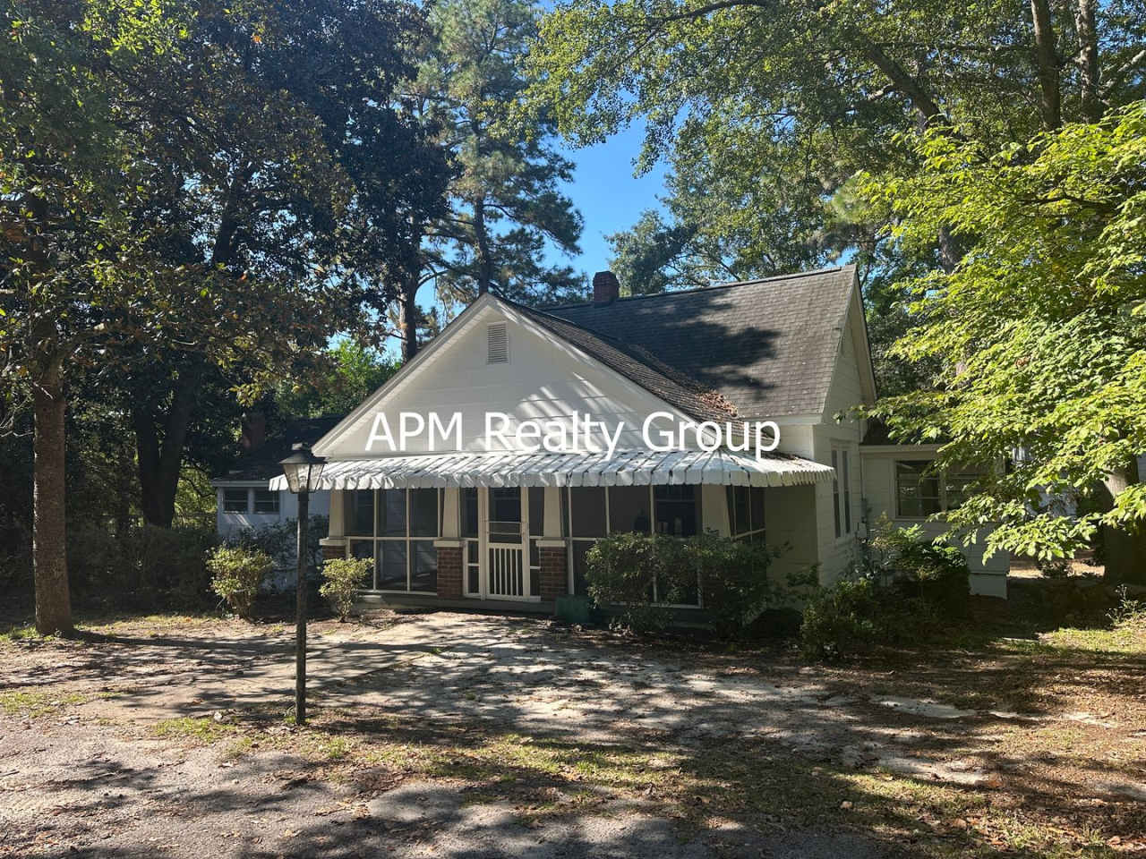 Private Country Feel Close to Downtown