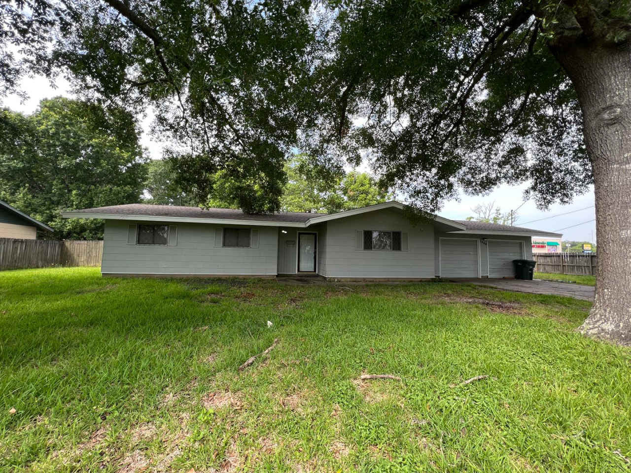 Spacious 3 Bed / 1 Bath Home with a Large Backyard – Port Arthur, TX
